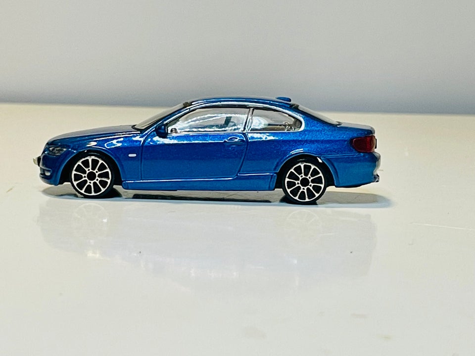 Modelbil, Bburago BMW 335i, skala