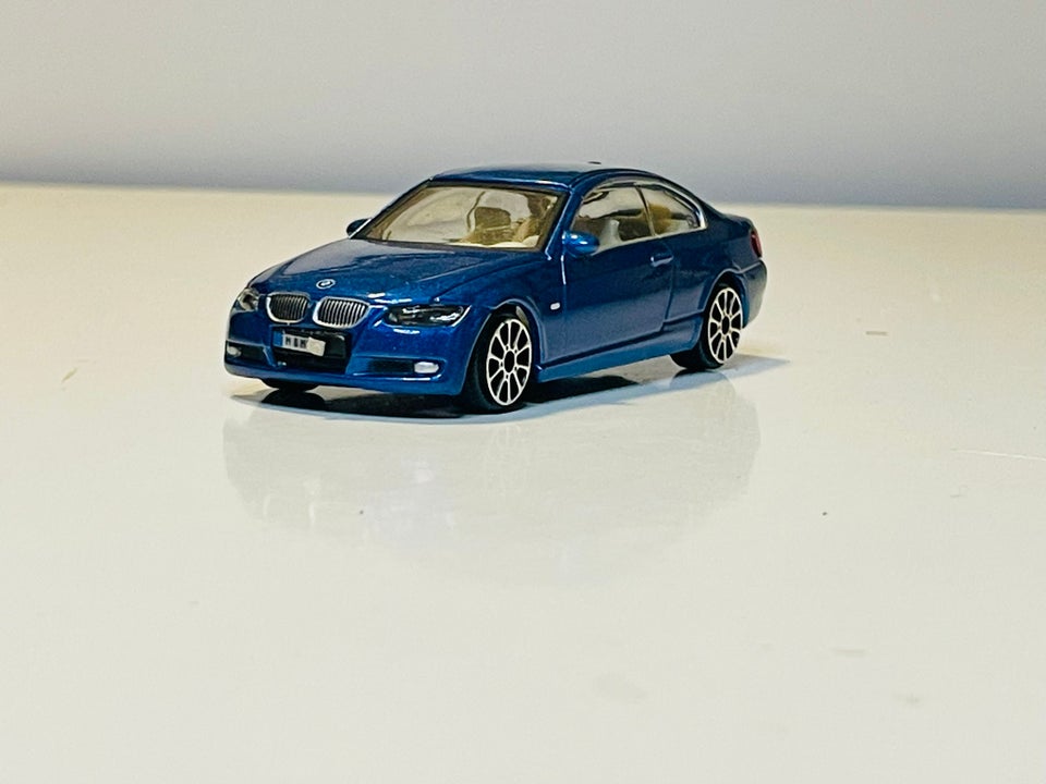 Modelbil, Bburago BMW 335i, skala