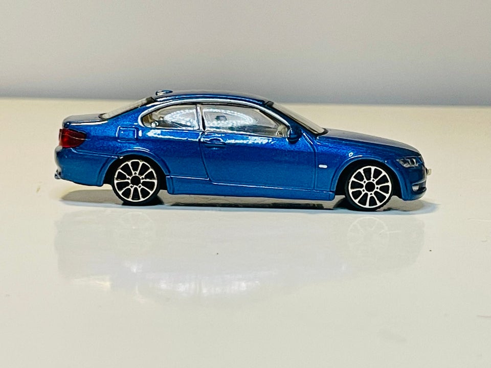 Modelbil, Bburago BMW 335i, skala