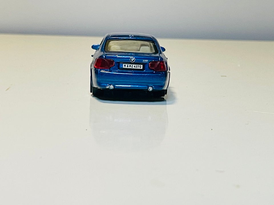 Modelbil, Bburago BMW 335i, skala