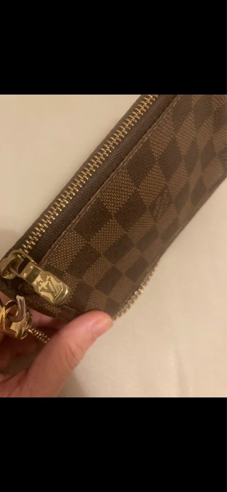 Pung, Louis Vuitton