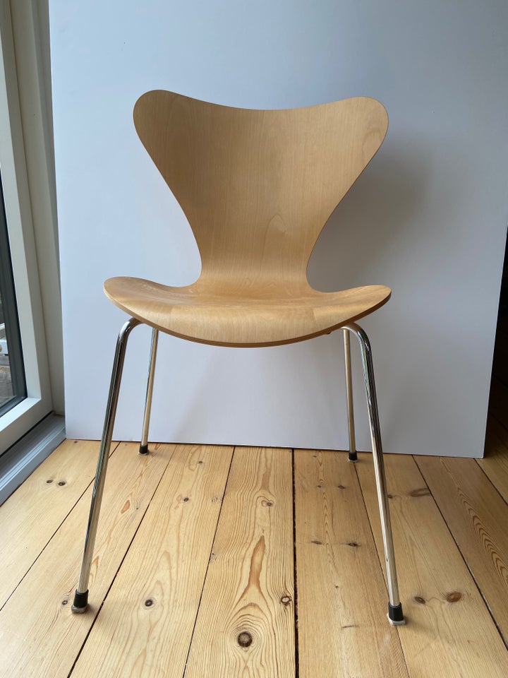 Arne Jacobsen, 3107, Stol