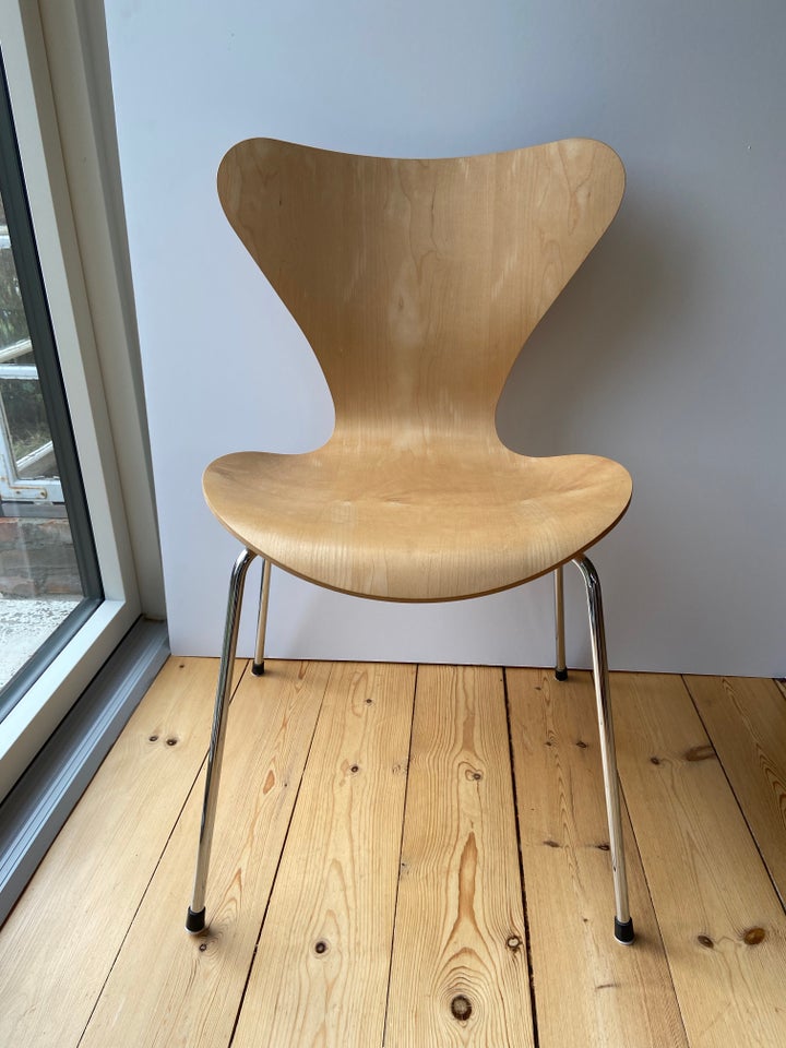 Arne Jacobsen, 3107, Stol