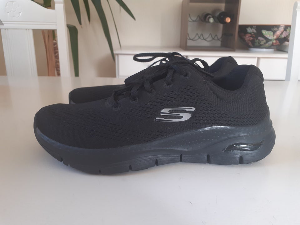 Kondisko, str. 40, Skeechers