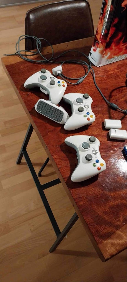 Xbox 360 med controller og opladere