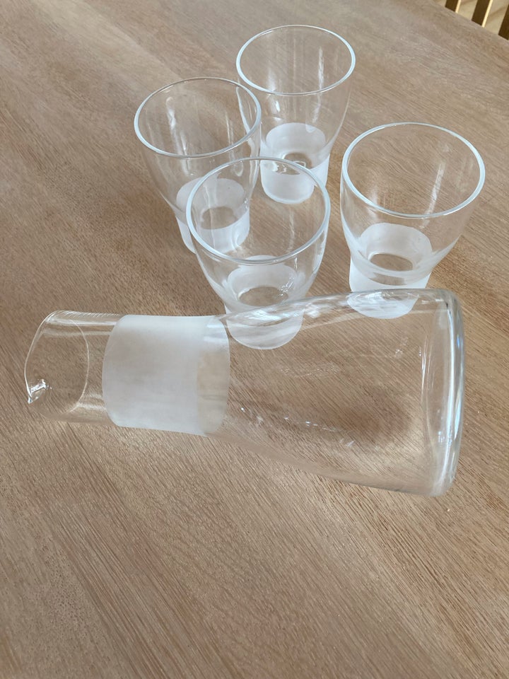 Glas 4 cocktailglas og kande