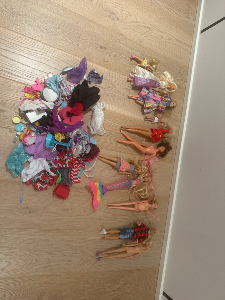 Barbie, 11 barbiedukker med tøj og