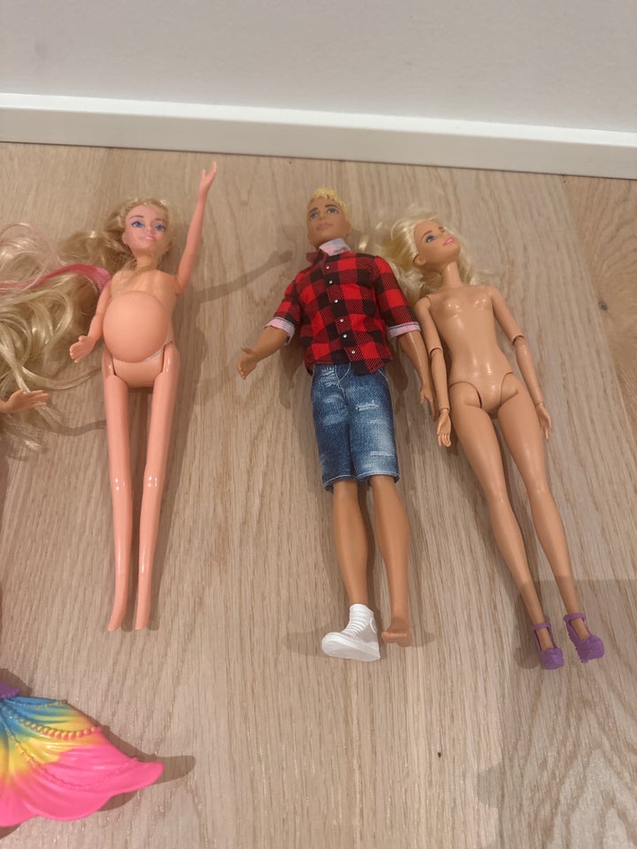 Barbie, 11 barbiedukker med tøj og