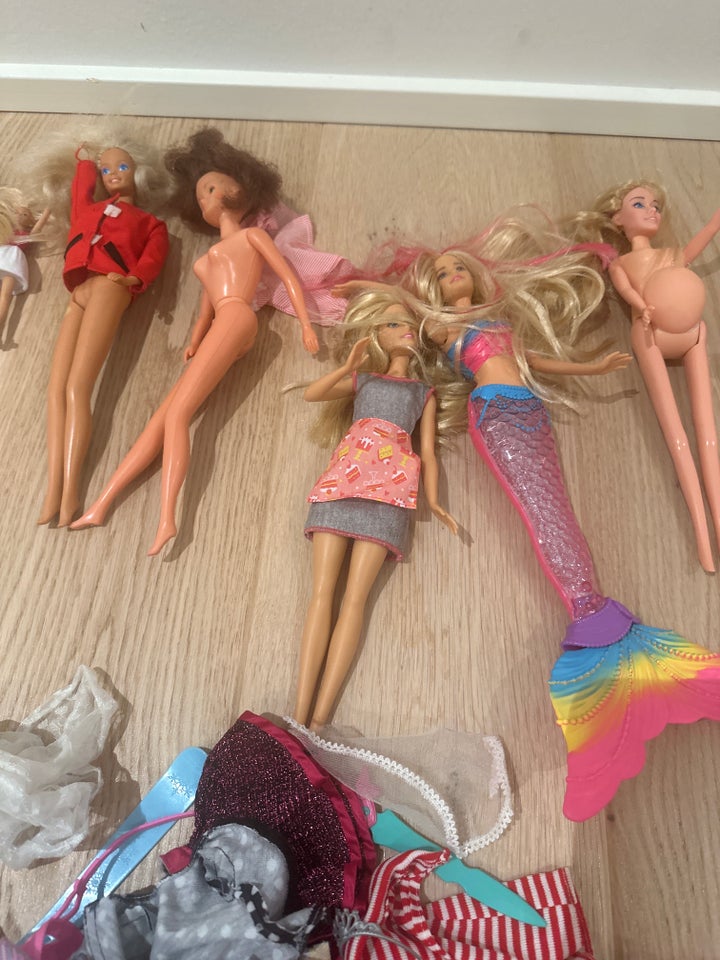 Barbie, 11 barbiedukker med tøj og