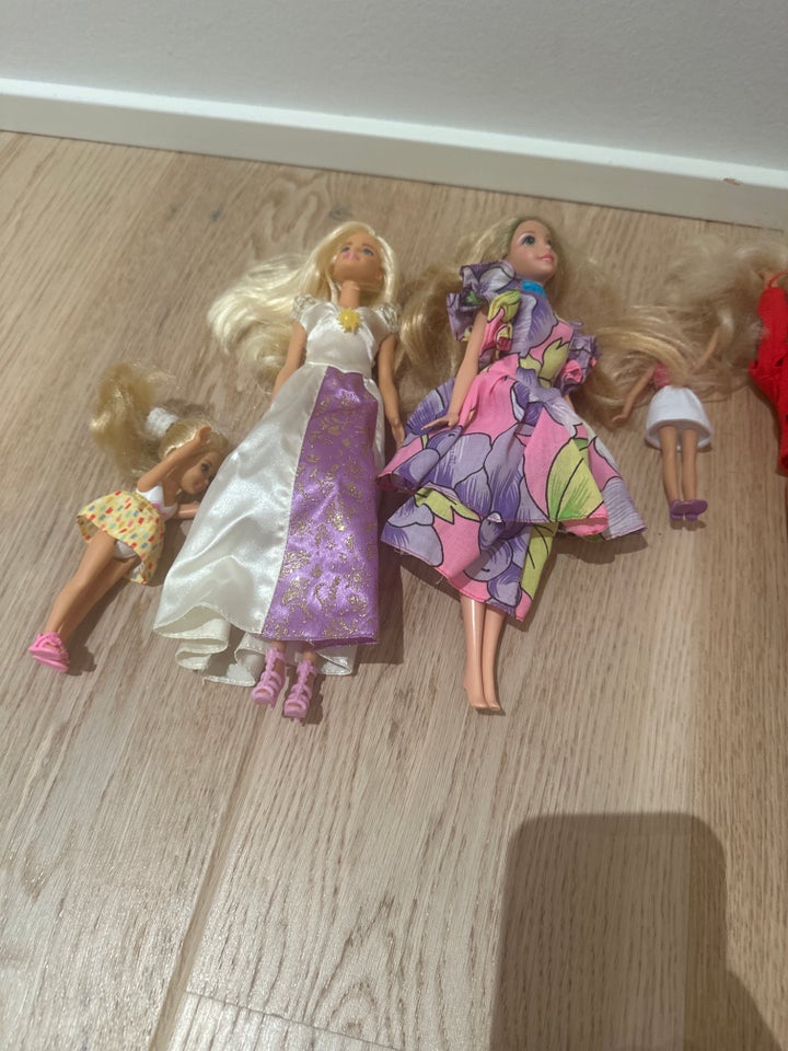 Barbie, 11 barbiedukker med tøj og