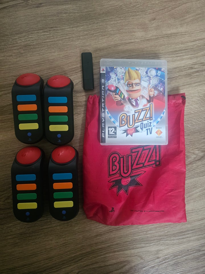 4 trådløse buzzer samt spil til ps3