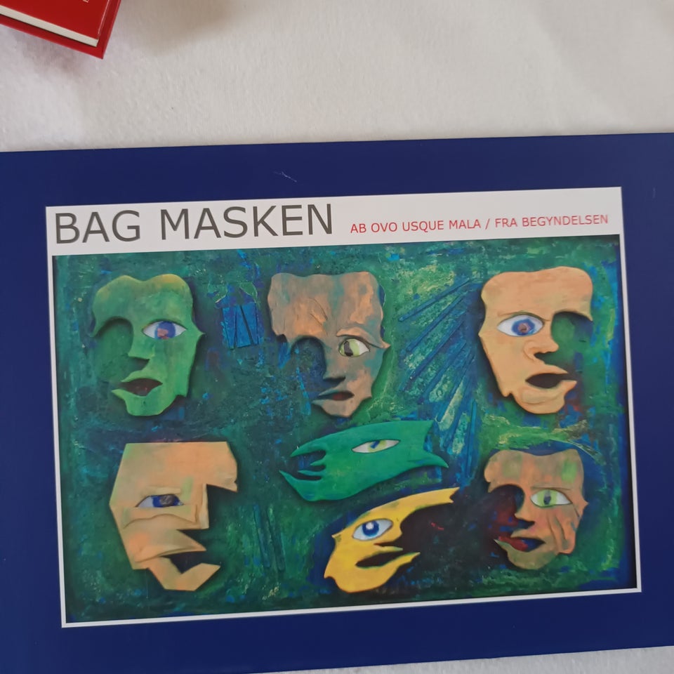 Bag masken Ab ovo usque mala/ Fra