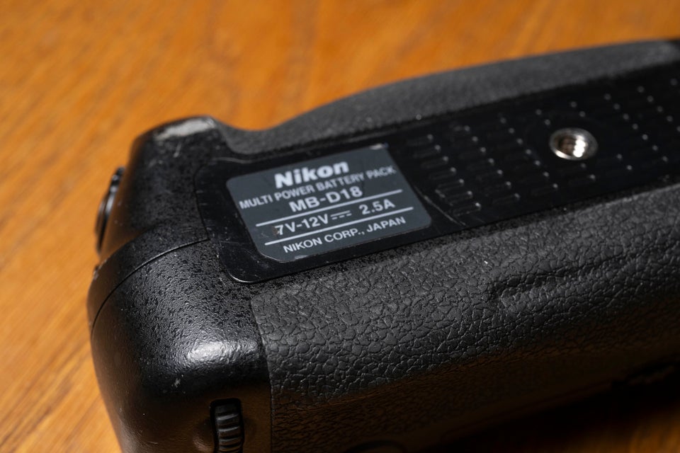 Nikon MB-D18