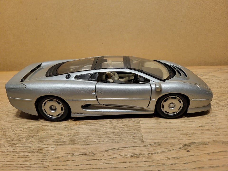 Modelbil, Januar XJ220, skala 1/18