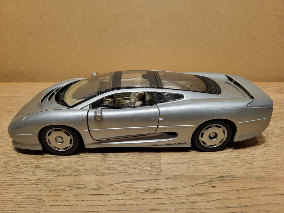 Modelbil, Januar XJ220, skala 1/18