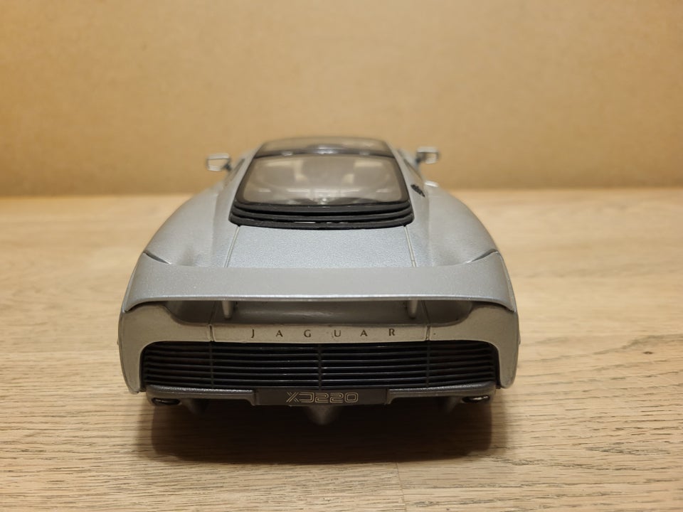 Modelbil, Januar XJ220, skala 1/18