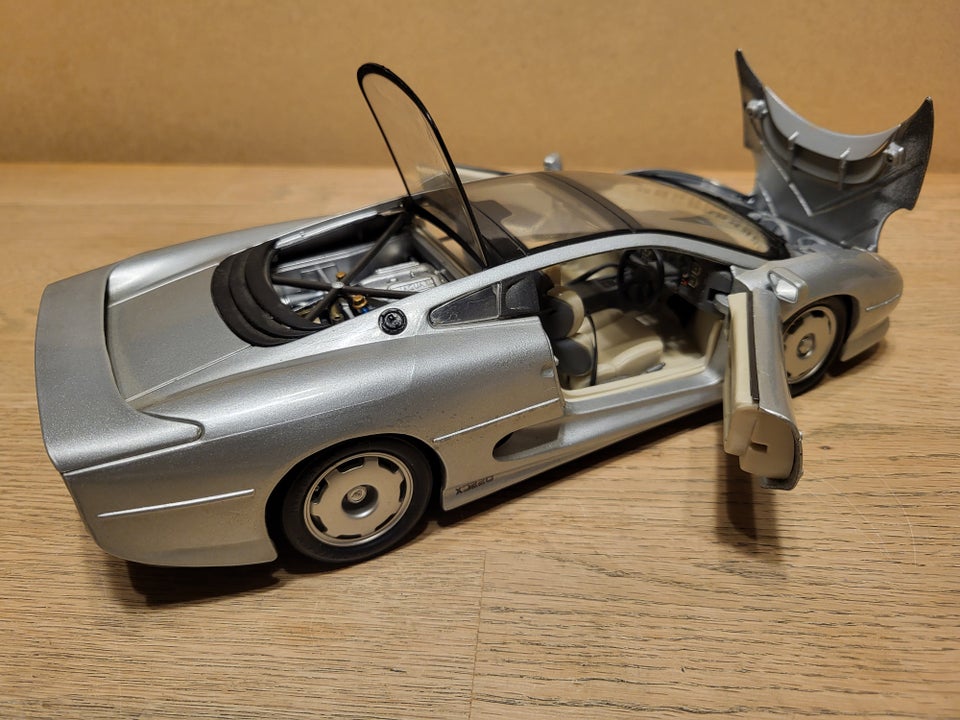 Modelbil, Januar XJ220, skala 1/18