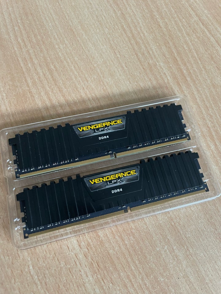 Corsair 16 DDR4 SDRAM