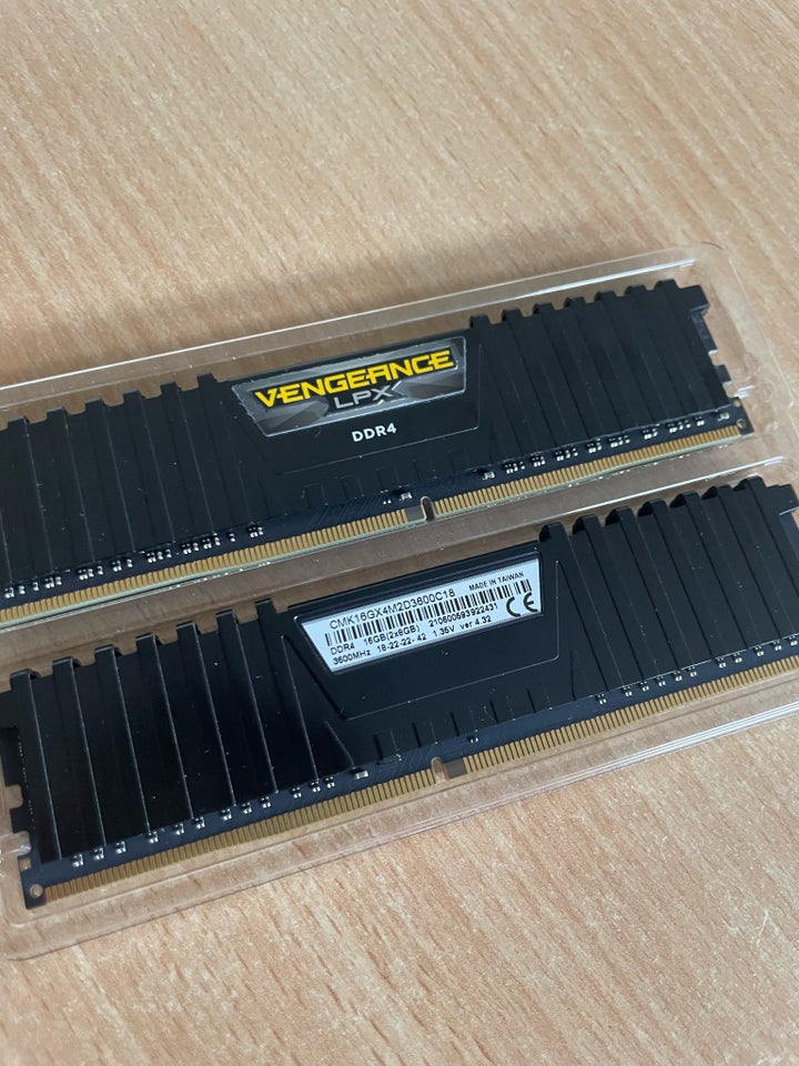 Corsair 16 DDR4 SDRAM