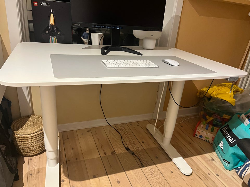 Skrivebord, Ikea Bekant, b: 120 d: