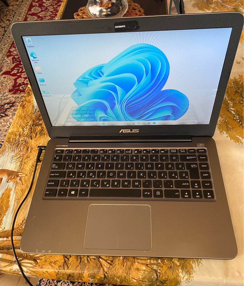 Asus E403S Dual core 16 GHz 4 GB