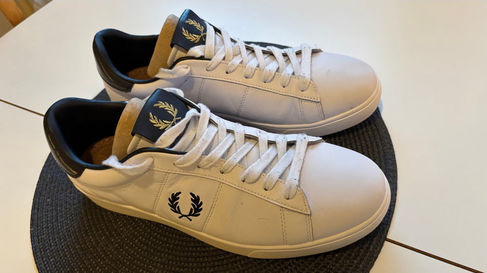 Sneakers, Fred Perry, str. 45