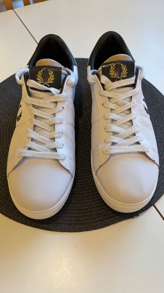 Sneakers, Fred Perry, str. 45