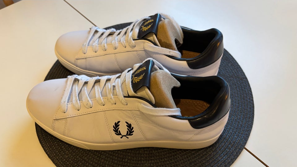 Sneakers, Fred Perry, str. 45