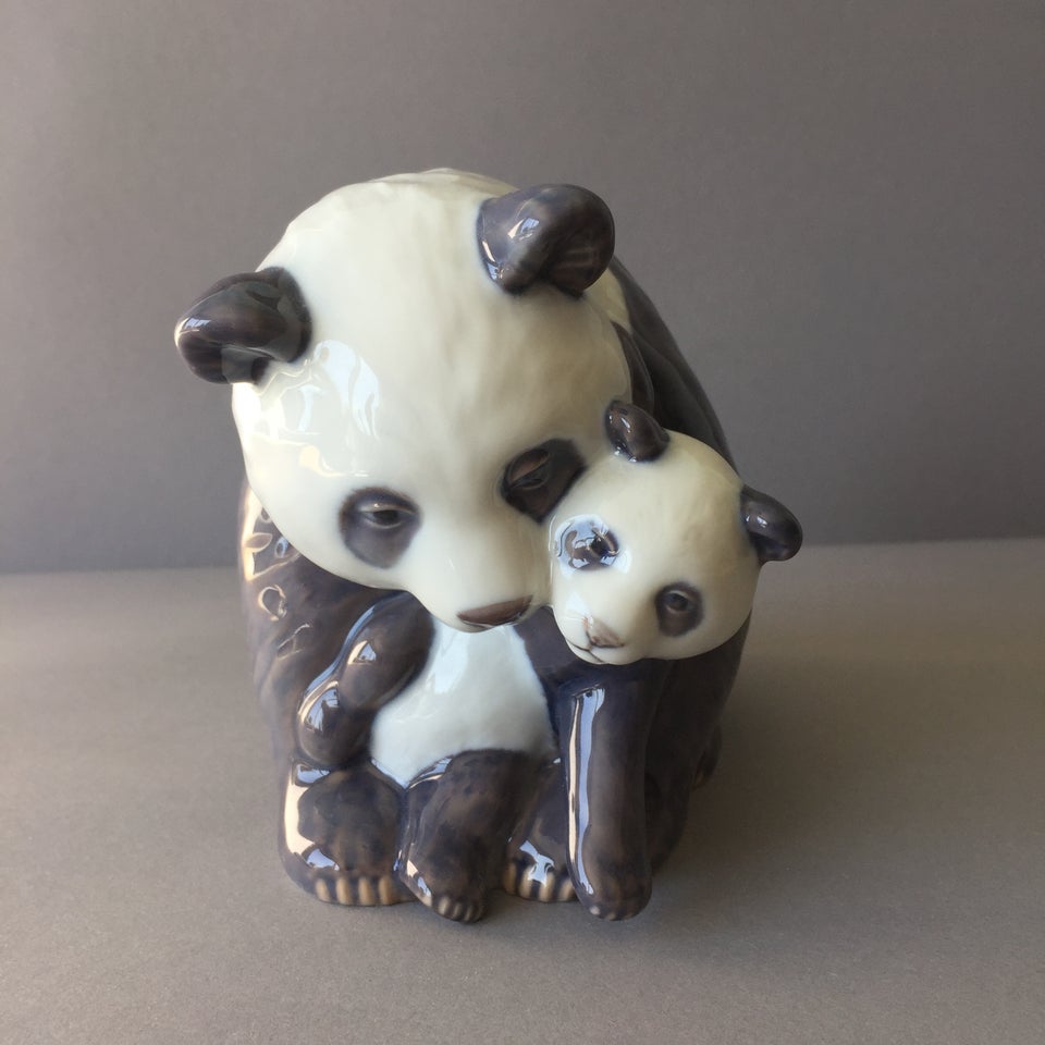 Porcelænsfigur af panda med unge