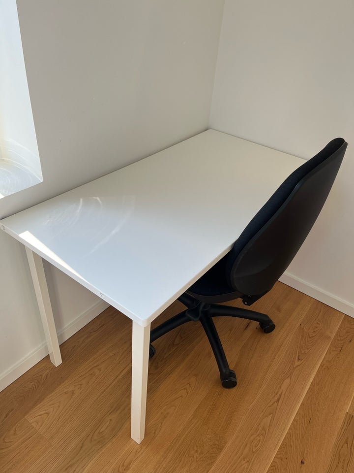 Skrivebord IKEA b: 120 d: 60 h: 73