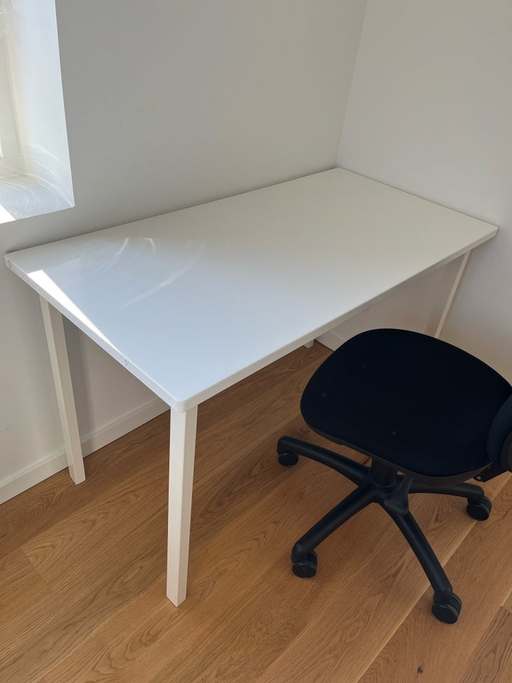 Skrivebord IKEA b: 120 d: 60 h: 73