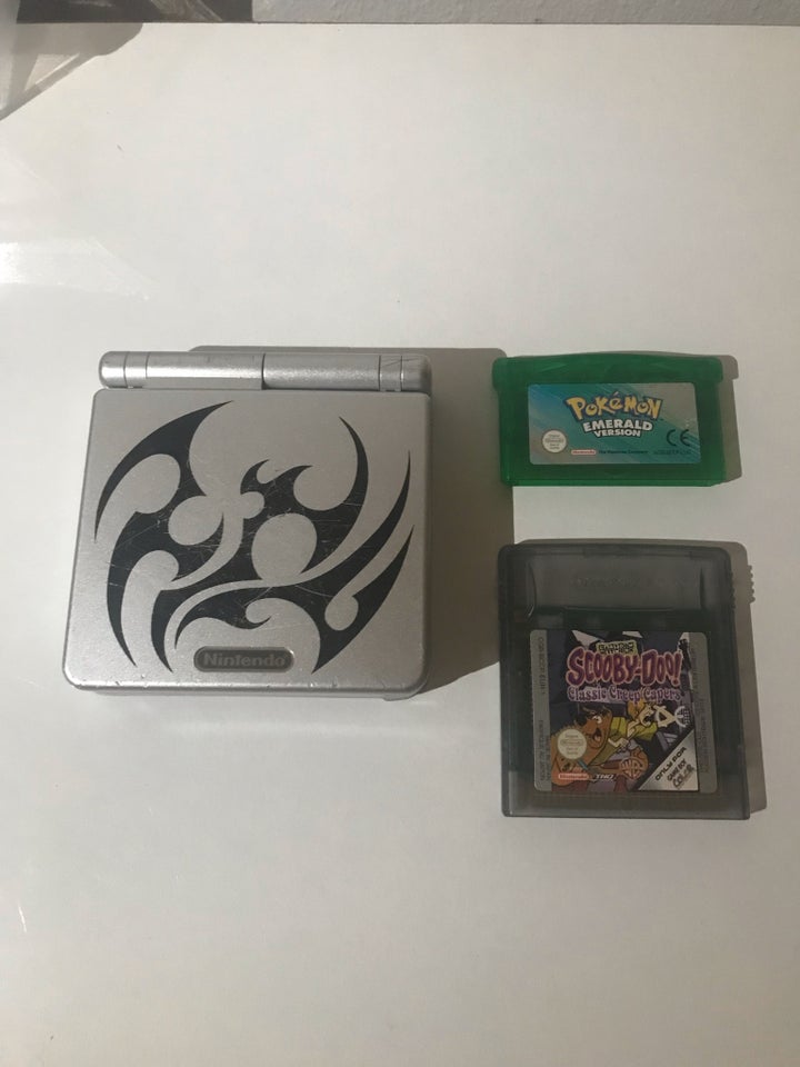 Gameboy med Pokémon emerald 