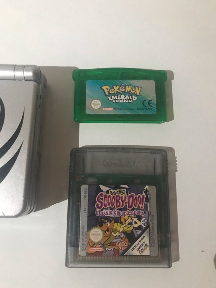 Gameboy med Pokémon emerald 