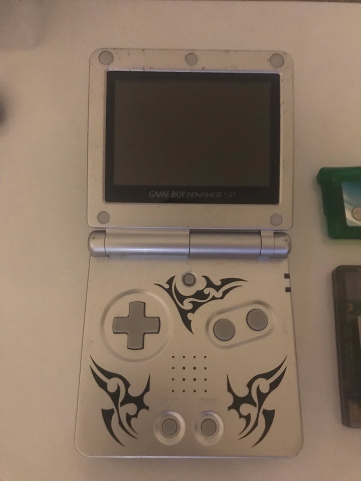 Gameboy med Pokémon emerald 