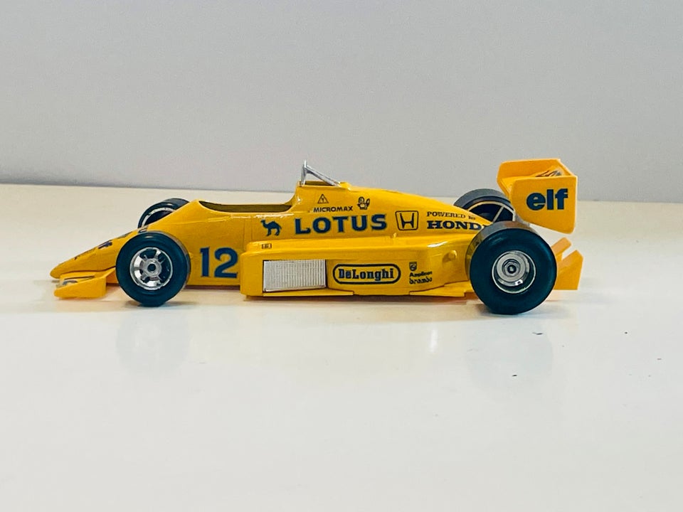 Modelbil Bburago Lotus 97 T skala