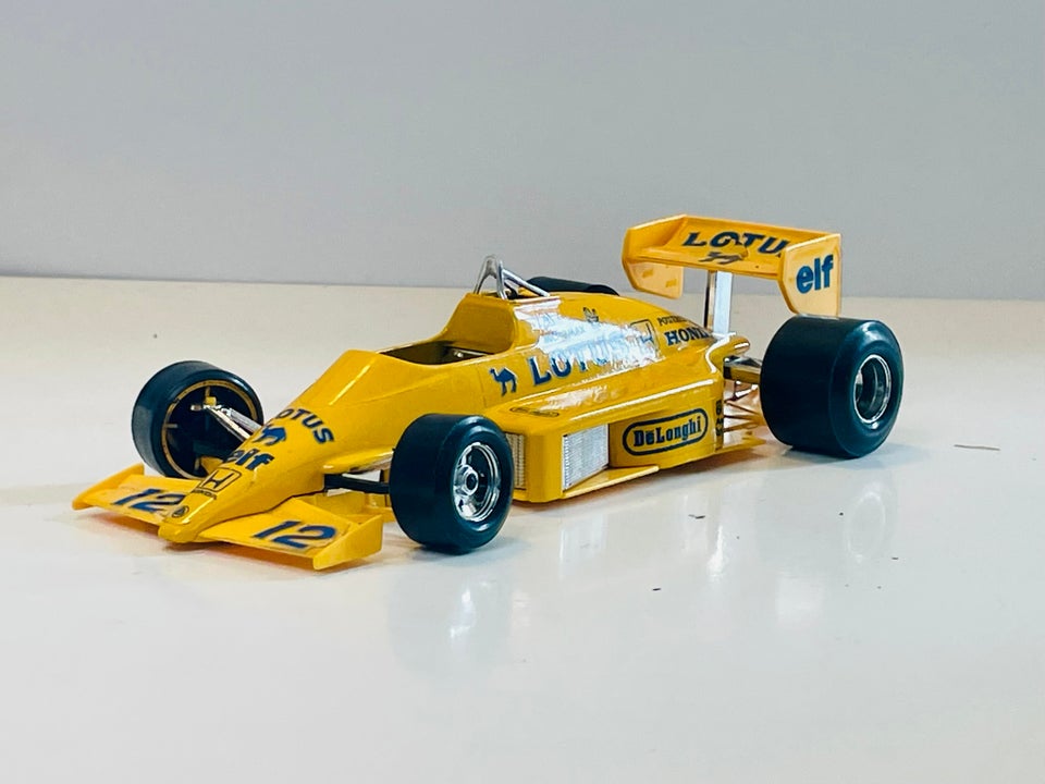 Modelbil Bburago Lotus 97 T skala