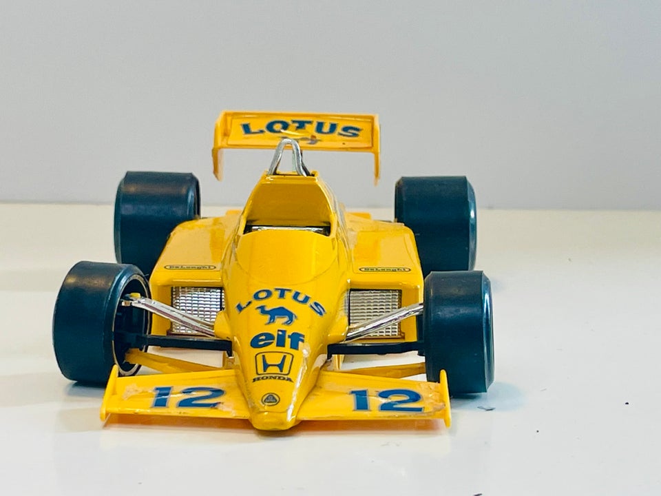 Modelbil Bburago Lotus 97 T skala