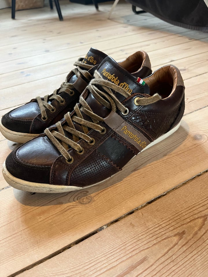 Sneakers, str. 43, Pantofolo d’oro