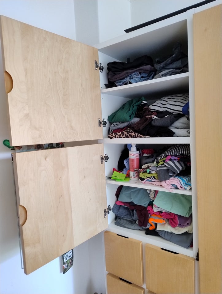 Klædeskab Ikea b: 110 d: 58 h: 200