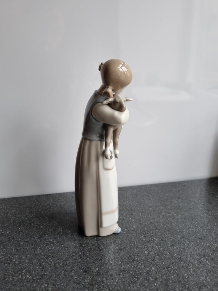 Figur Pige med lam porcelæn