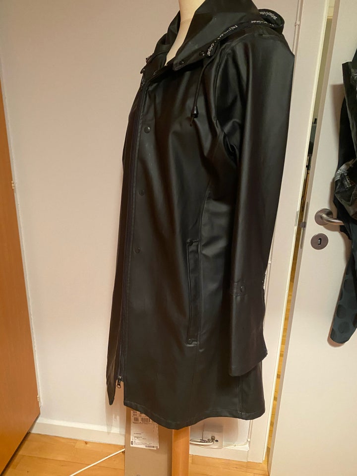 Regnjakke, str. 40, Rainwear by