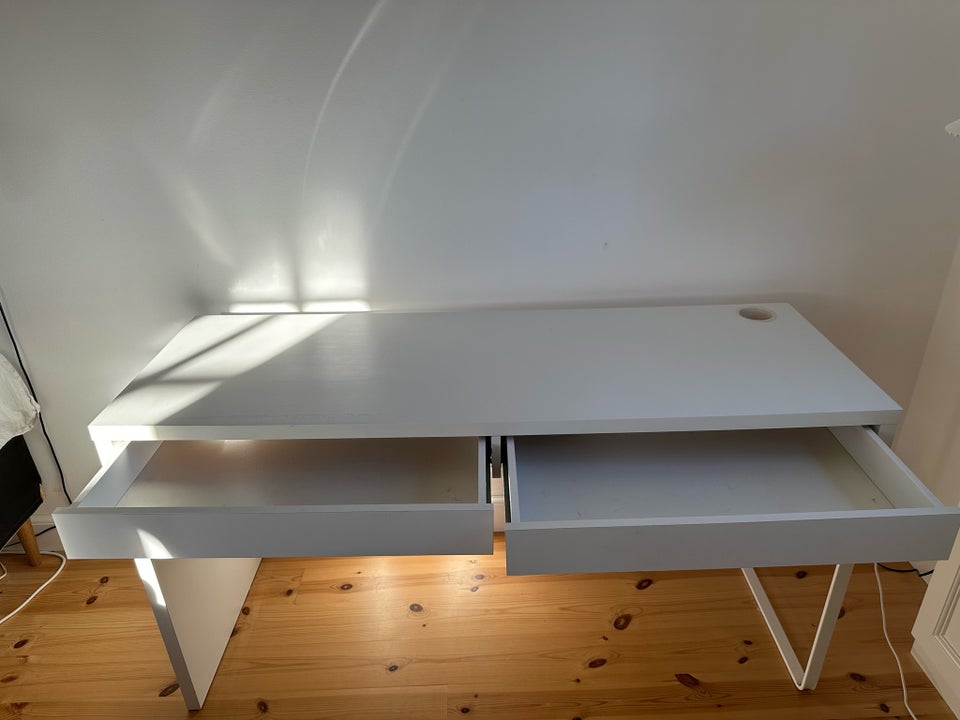 Skrivebord Ikea b: 142 d: 50 h: 73