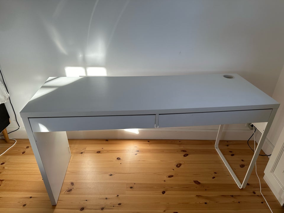 Skrivebord Ikea b: 142 d: 50 h: 73