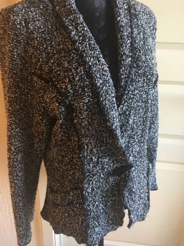 Cardigan, Signature, str. 40