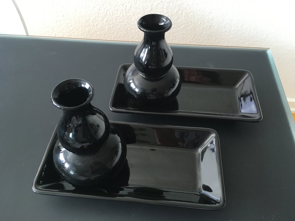Porcelæn 2 sorte vaser med