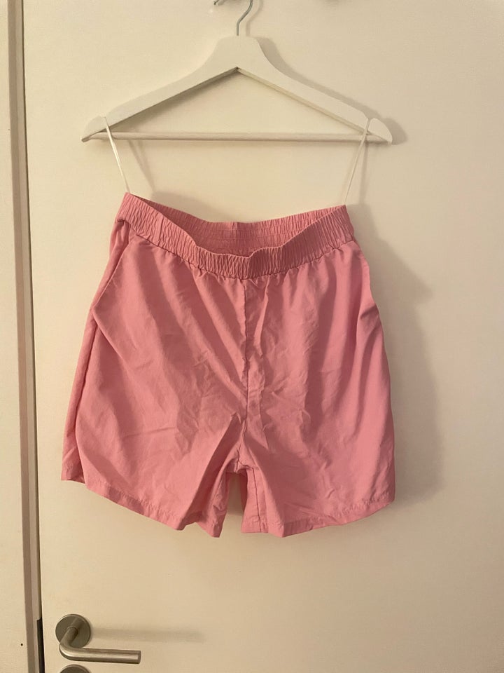 Shorts, Vila, str. 36