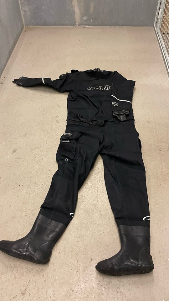 Drysuit including fleece inner