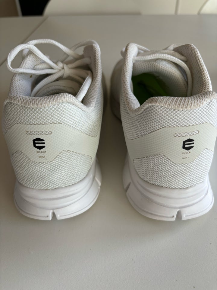 Sneakers, str. 41, Endurance