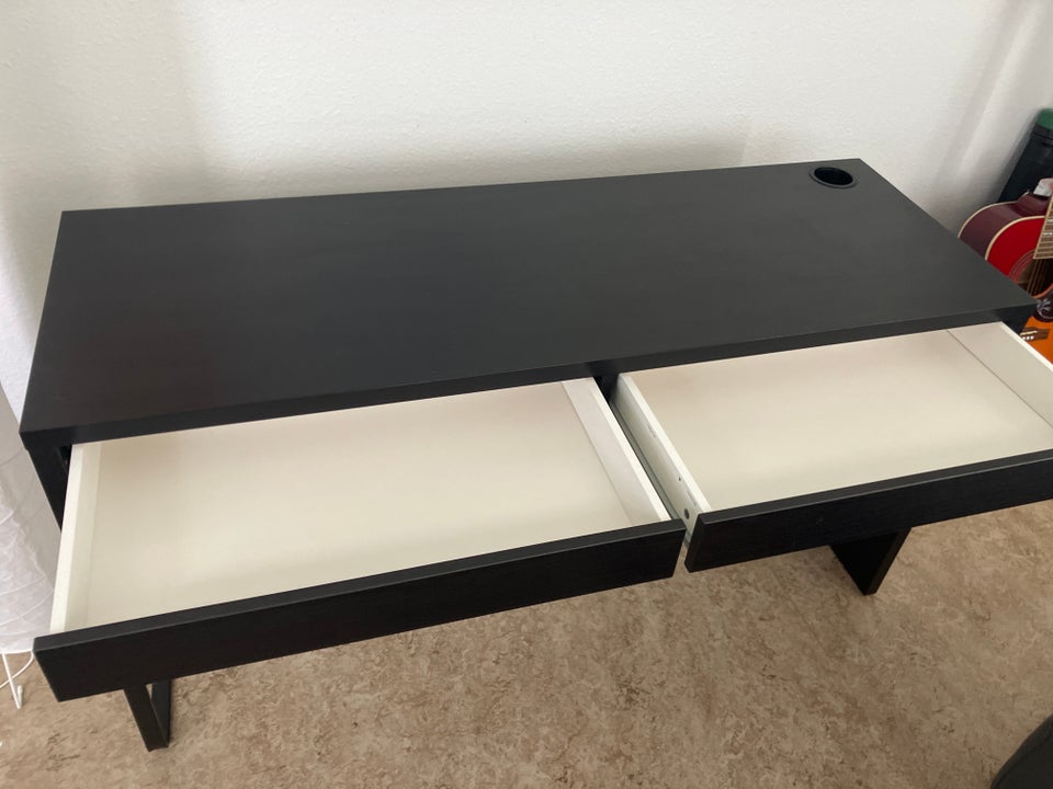 Skrivebord, IKEA, b: 145 d: 50 h: 75