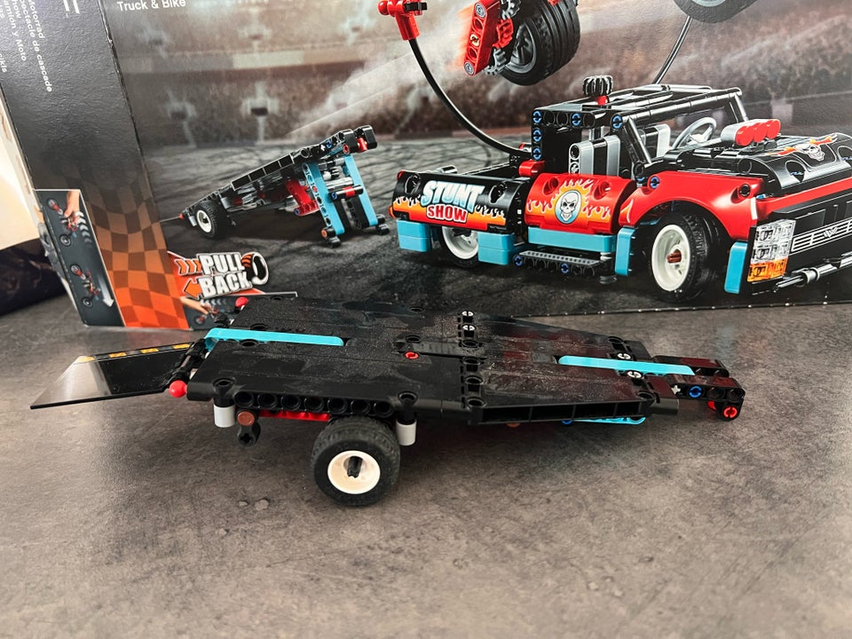 Lego Technic Stunt show Truck 